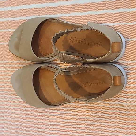 Gentle Souls By Kenneth Cole Lavern Rufle Strap Sandal Tan Sz. Women's 7 - Picture 2 of 6